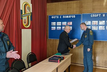 Поздравления принимают пожарные